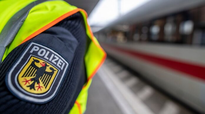 Bundespolizei - Symbolbild Der 46-Jährige hatte Glück: Die lebensgefährliche Fahrt überstand er unversehrt. (Symbolbild)