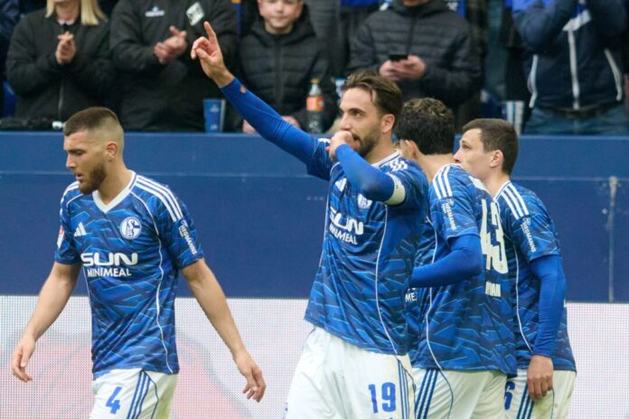 FC Schalke 04 - Karlsruher SC Kenan Karaman jubelt über seinen Treffer zum 1:0.