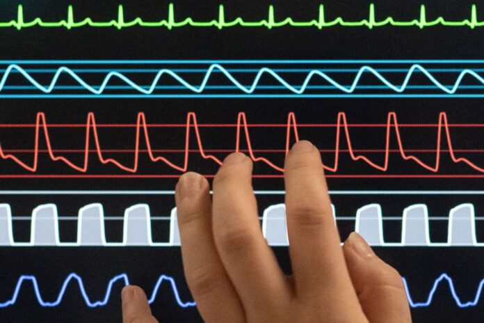 Intensivstation Ein Mädchen und zwei junge Männer wurden in Krankenhäuser gebracht. (Symbolbild)
