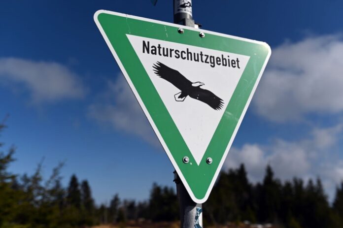 Symbolbild Naturschutzgebiet Streng verboten: Autowäsche im Naturschutzgebiet. (Archivbild)
