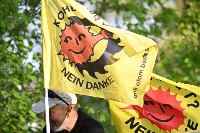 Zweiter Castortransport Gegen den Castor-Transport gibt es Proteste.