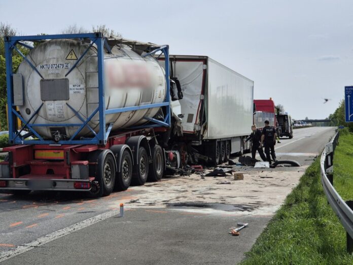 Schwerer Unfall auf der A57 mit mehreren Verletzten Die A57 blieb nach dem Unfall zeitweise voll gesperrt.