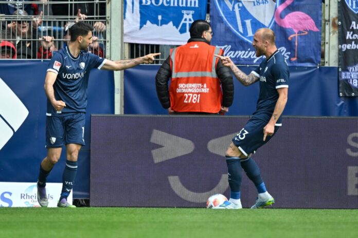 VfL Bochum - Eintracht Braunschweig Zwei Ex-Braunschweiger jubeln für Bochum: Torschütze Gerrit Holtmann (l) und Stürmer Philipp Hofmann.