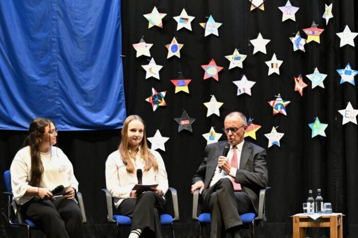 Bundeskanzler Merz besucht Europa-Schule Der Iran-Krieg koste Deutschland durch die wirtschaftlichen Auswirkungen sehr viel Geld, erklärt Bundeskanzler Friedrich Merz (CDU) im Gespräch mit Schülern.