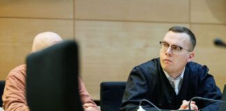 Handgranate im Restaurant – 62-Jähriger muss ins Gefängnis Die Richter sprachen den 62-Jährigen der besonders schweren räuberischen Erpressung schuldig. Neben ihm sitzt sein Verteidiger Daniel Wittmann. (Archivbild)