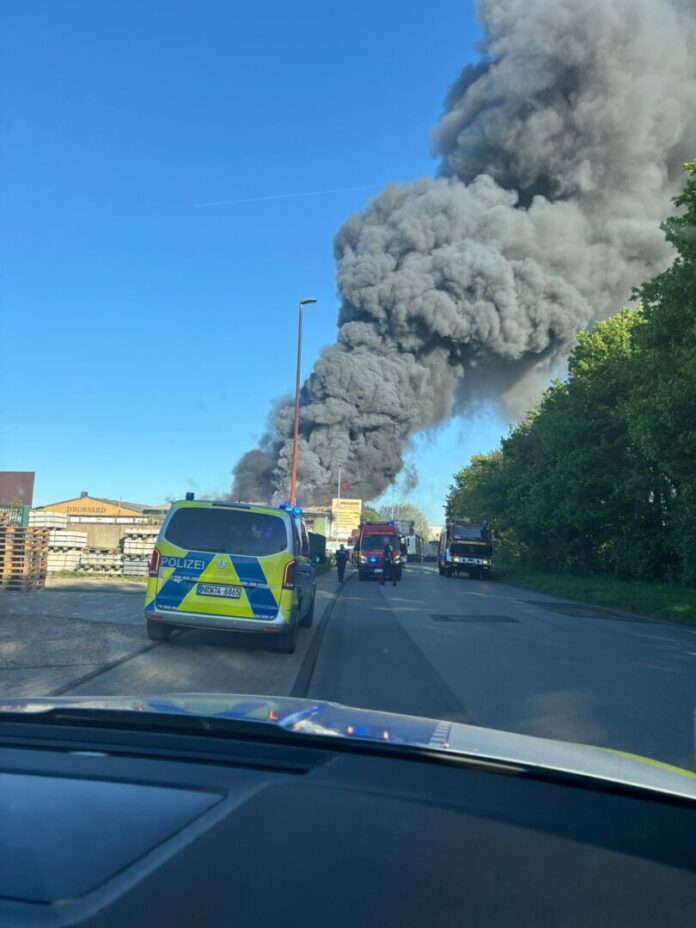 Brand auf Schrotthof - Warnung für Anwohner Großalarm in Grevenbroich. (Handout)