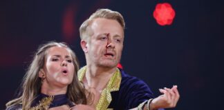 Ross Antony blutet bei «Let’s Dance» – und macht weiter Ross Antony ist eine Runde weiter - obwohl ihm nach einem kleinen Unfall Blut über das Gesicht lief.