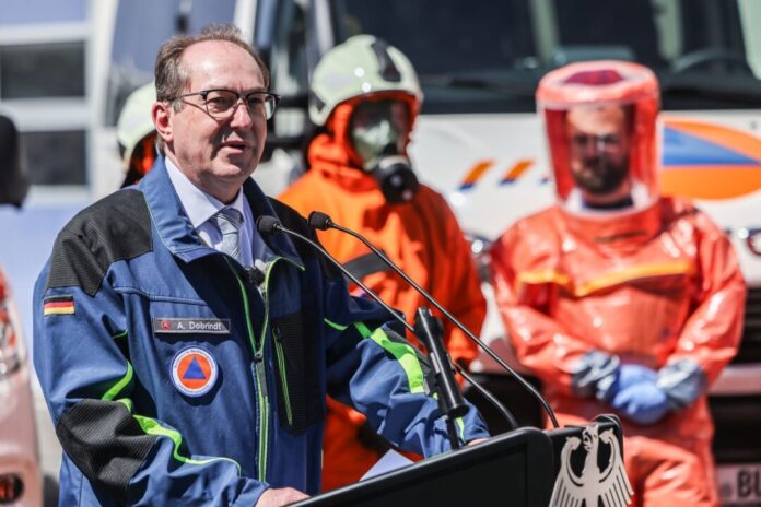 Bundesinnenminister Dobrindt besucht Zivilschutz-Behörden Der Bundesinnenminister betont den Stellenwert des Ehrenamts.