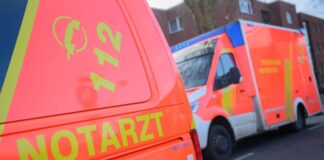 Rettungskräfte versorgten den Verletzten an der Unfallstelle. (Symbolbild)