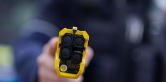 Polizei stellt mutmaßlichen Tankstellenräuber mit Taser (Symbolbild)