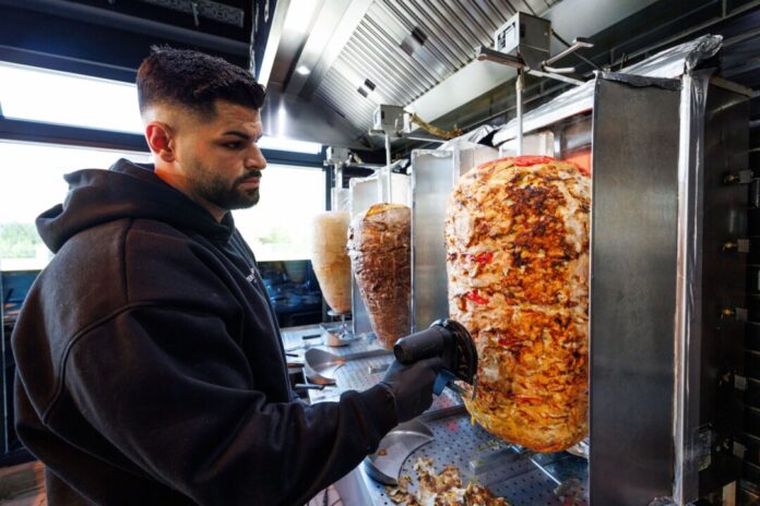 Streit um «Krispy Kebab» Firmenchef Sergen Kolcu bei der Arbeit. (Archivbild)