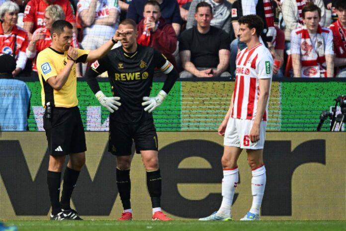 1. FC Köln - Bayer Leverkusen Schiedsrichter Robert Hartmann entschied auf einen umstrittenen Elfmeter für Leverkusen.