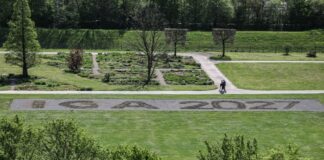 Ein Jahr vor IGA-Eröffnung: Ticketpreise stehen fest Ein Schriftzug aus Pflanzen kündigt in Duisburg schon an: Hier findet 2027 die Internationale Gartenausstellung (IGA) statt.