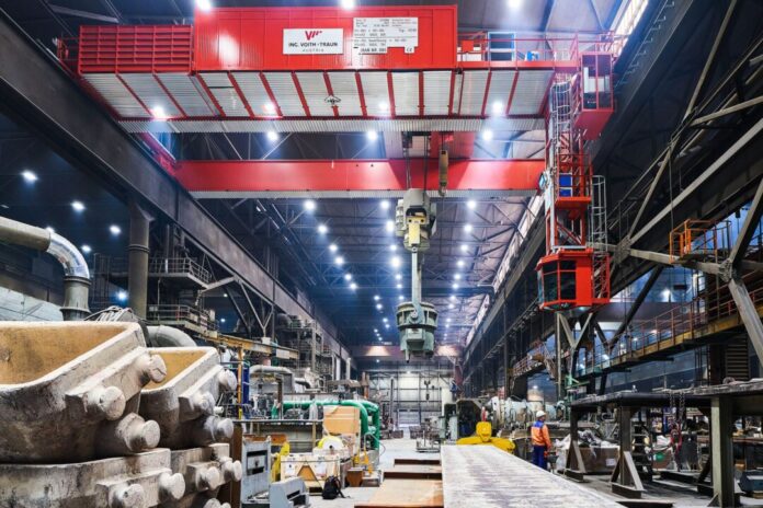 Mann stirbt bei Arbeitsunfall In dieser Industriehalle kam ein Mann bei einem Arbeitsunfall ums Leben. Die näheren Umstände werden untersucht.