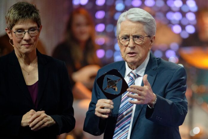 Gala zur 62. Grimme-Preisverleihung Preisträger Frank Elstner bei der Gala mit Annegret Kramp-Karrenbauer.