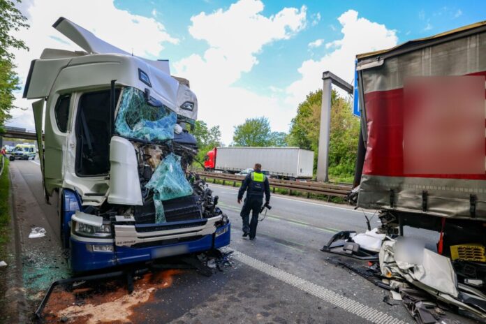Unfall mit Lastwagen auf A59 bei Duisburg Schwerer Lastwagenunfall in Duisburg - ein Fahrer wurde lebensgefährlich verletzt.