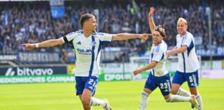 Schalke jubelt über das 3:2 in Paderborn. 