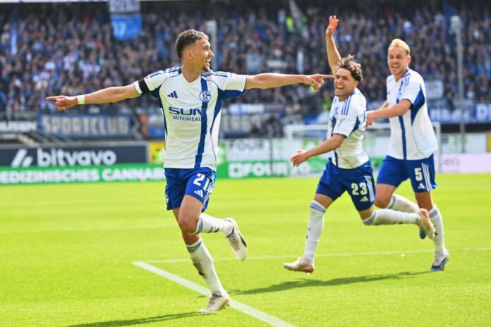 SC Paderborn 07 - FC Schalke 04 Schalke jubelt über das 3:2 in Paderborn.