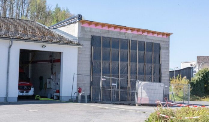 Löschfahrzeuge passen nicht in Feuerwehrhaus Das Feuerwehrgerätehaus war mit 250.000 Euro Baukosten geplant.