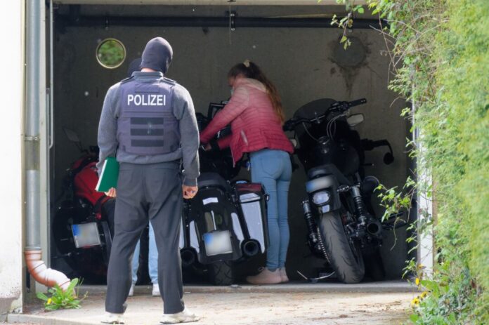Haftbefehl nach Razzia bei «Hells Angels» Die Polizei entdeckte zahlreiche Motorräder bei der Razzia gegen die «Hells Angels»