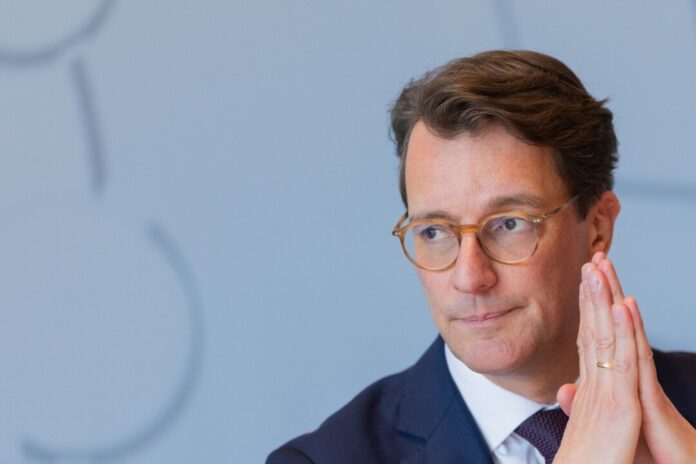 CDU verliert laut Umfrage an Zustimmung in NRW Ministerpräsident Hendrik Wüst und seine Landesregierung haben es mit einer Mehrheit an unzufriedenen Bürgern zu tun. (Archivbild)