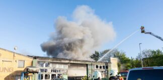 Bei einem Großbrand in Grevenbroich wurde ein Mann leicht verletzt.