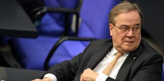 Armin Laschet im Plenarsaal des Bundestags - inzwischen trägt er eine Armstütze (Archivfoto)