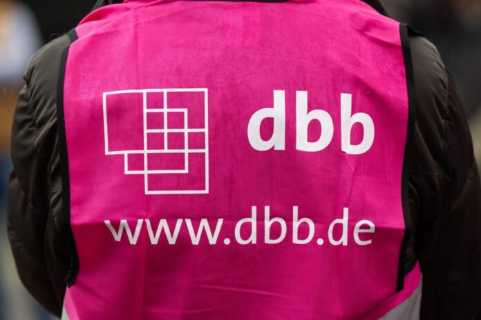 dbb Beamtenbund und Tarifunion Tarifergebnis wird übertragen (Symbolbild)