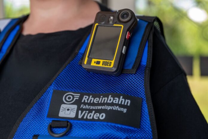 Rheinbahn setzt auf mehr Kameras in Bussen, Bahnen und Bahnhöfen Bodycams sollen bei Kontrollen in Fahrzeugen der Rheinbahn Übergriffe verhindern und das Sicherheitsgefühl erhöhen. (Archivbild)