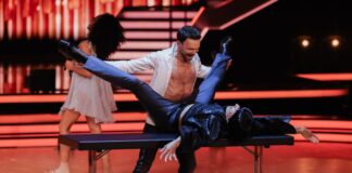 Ungewöhnliche Szene: Jurymitglied Jorge González liegt auf einem Tisch.