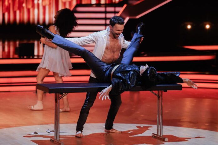Tanzshow „Let's Dance“ Ungewöhnliche Szene: Jurymitglied Jorge González liegt auf einem Tisch.