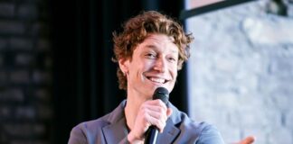 Schauspieler und Sänger Daniel Donskoy stehe im August in der Eröffnungsproduktion erstmals auf einer deutschen Theaterbühne, berichtete er bei der Programmvorstellung. 
