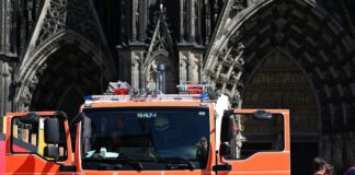 Die Feuerwehr ist mit zahlreichen Kräften am Kölner Dom aktiv.