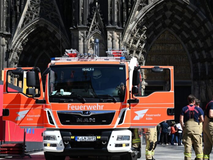Feuerwehreinsatz am Kölner Dom Die Feuerwehr ist mit zahlreichen Kräften am Kölner Dom aktiv.