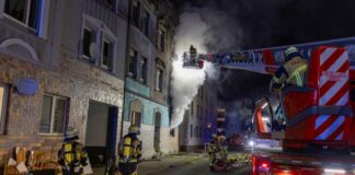 Nach Hausbrand in Essen: Tatverdächtiger in U-Haft Nach diesem Feuer in einem Mehrfamilienhaus in Essen hat die Polizei einen Tatverdächtigen festgenommen. (Archivbild)