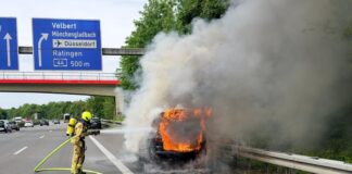 Auto auf der A52 bei Ratingen in Flammen Der Autobrand auf der A52. Foto: Feuerwehr Ratingen