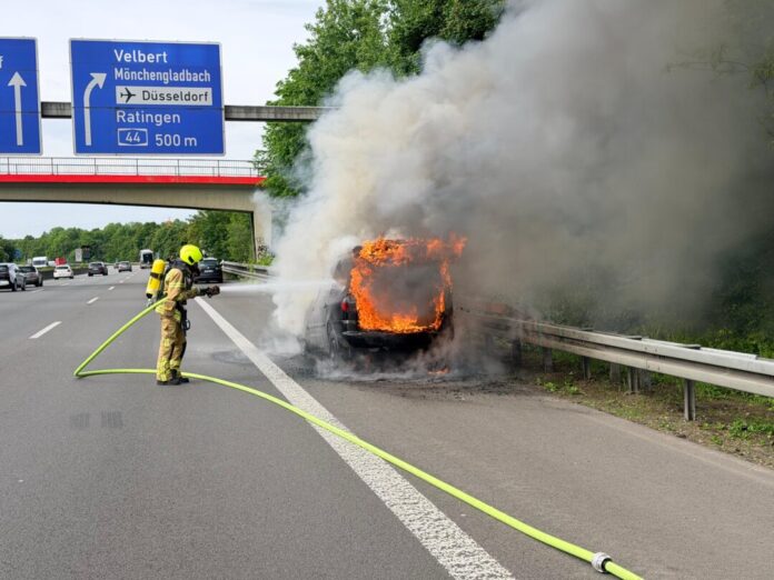 (C) Feuerwehr Ratingen Der Autobrand auf der A52. Foto: Feuerwehr Ratingen