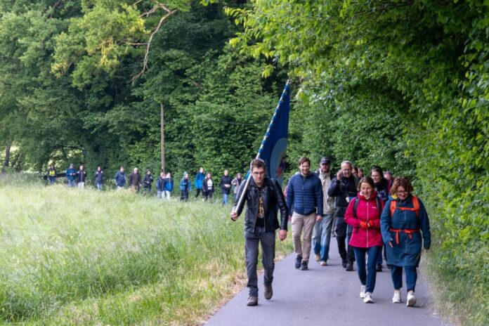 1000277180 Bereits am frühen morgen startet die Nachtwallfahrt in Lintorf. Foto: Michael Wiesenhöfer