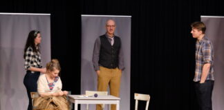 Foto: Kleines Theater Nebenan v.l.n.r: Katrin Kahlen (Happy), Katharina Waldau (Linda Loman), Michael Schäfer (Willy Loman), Lukas Thier (Biff)