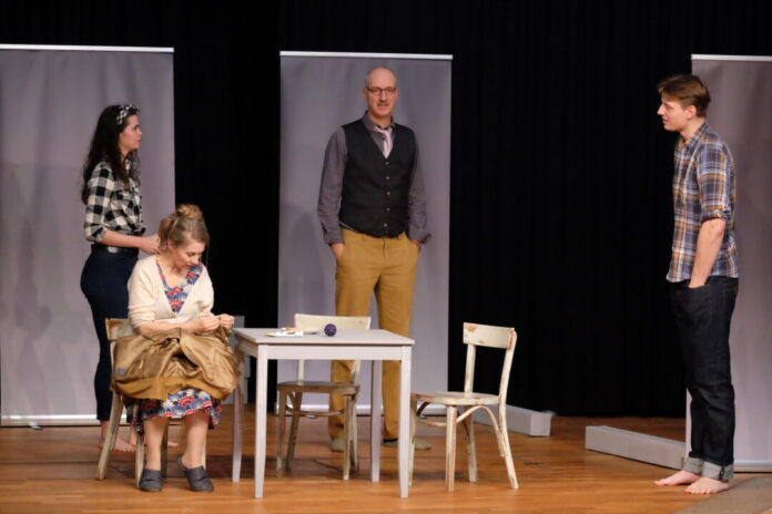 2025-10_HANDLUNGSREISENDER_Foto_240 Foto: Kleines Theater Nebenan v.l.n.r: Katrin Kahlen (Happy), Katharina Waldau (Linda Loman), Michael Schäfer (Willy Loman), Lukas Thier (Biff)