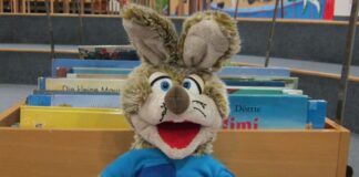 Lesekrabbler“ können in Ratingen die Welt der Bücher entdecken Die Handpuppe „Lesetrine“ führt die Kinder durch das Programm. Foto: Stadt Ratingen