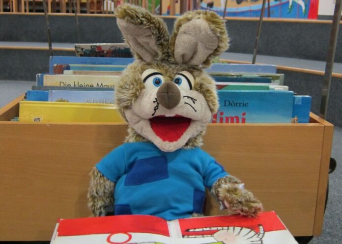 2026-03-06-LeseTrine Die Handpuppe „Lesetrine“ führt die Kinder durch das Programm. Foto: Stadt Ratingen