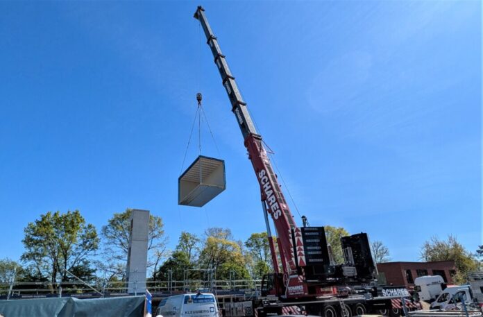 2026-04-23Baustelle_HSS_Kran_Modul Die acht mal vier Meter großen Raummodule werden per Kran präzise an die richtige Stelle positioniert. Foto: Stadt Ratingen