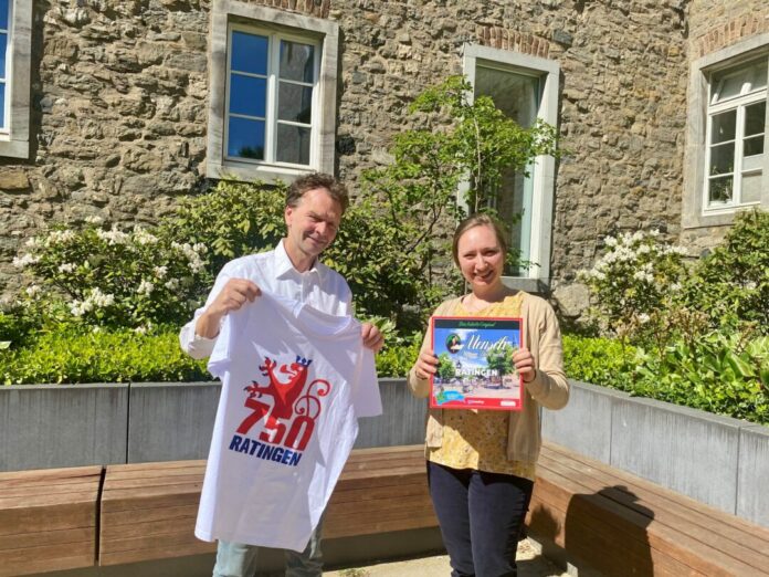 2026-04-30Bunter Vorgarten Umweltdezernent Prof. Dr. Bert Wagener und Klimaschutzmanagerin Lilia Paul präsentieren im hübsch begrünten Klostergarten am Standesamt mögliche Preise bei der Verlosung im Rahmen des Vorgartenwettbewerbs. Foto: Stadt Ratingen