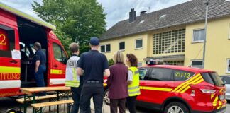 Heiligenhaus: Wohngebäude geräumt – womöglich Einsturzgefahr Die Maßnahmen von Feuerwehr und Technischem Hilfswerk an der Kettwiger Straße in Heiligenhaus dauerten bis zum Folgetag am Sonntag bis 15 Uhr an. Foto: Feuerwehr Heiligenhaus