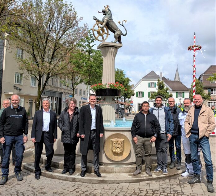 2026-05-11Marktbrunnen in Betrieb Es plätschert wieder auf dem Marktplatz. Im Beisein von zuständigen Vertretern beteiligter Unternehmen und technischen Fachleuten der Stadtverwaltung gab Bürgermeister Patrick Anders das Signal zur Wiederinbetriebnahme des restaurierten und technisch erneuerten Löwenbrunnens. V.l.n.r.: Ulrich Verlande (PUT GmbH), Martin Barwig (Barwig & Fuchs), Gerold Fahr (Vorsitzender des Bezirksausschusses Ratingen-Mitte), Petra Cremer (Technische Beigeordnete), Bürgermeister Patrick Anders, Adel Rogaa, Sebastian Platten, Dirk Winkelmann (alle Tiefbauamt Ratingen), Sascha Vesterling (Malerbetrieb Vesterling) und Betonkosmetiker Utz Rütten. Foto: Stadt Ratingen