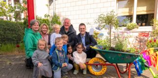 Jubiläumsaktion: Kinder lassen Ratingen erblühen Kinder der Kita an der Krummenweger Straße und ihre Einrichtungsleiterin Claudia Weber (2.v.l.) erläuterten Bürgermeister Patrick Anders (rechts) gern, wie sie die Schubkarre gestaltet und bepflanzt haben. Mit dabei waren Ursula Merlo und Heribert Müller vom städtischen Grünflächenamt. Foto: Stadt Ratingen