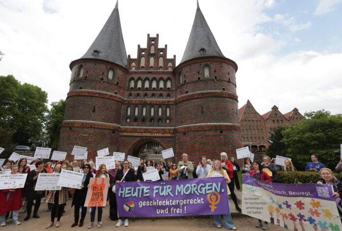 BUKO Luebeck 2026 Rund 700 Demonstrantinnen und Demonstranten zogen zum Lübecker Holstentor. Foto: BAG/Susanne Hübner