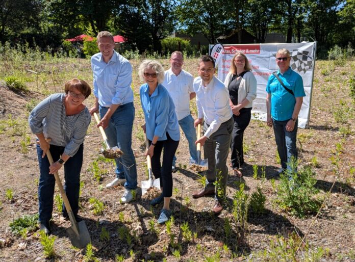 2026-05-26Spatenstich Gothaer Straße Spatenstich für eine neue sechsgruppige Kita an der Gothaer Straße in Ratingen-West (v.l.n.r.): Jugenddezernentin Sabine Klocke, Beigeordner Martin Gentzsch, Architektin Monika Brölingen und Christoph Hölscher von der ausführenden Baufirma G und S, Bürgermeister Patrick Anders sowie Antje Fielenbach und Stefan Welling von der Stabsstelle für besondere Hochbauprojekte. Foto: Stadt Ratingen