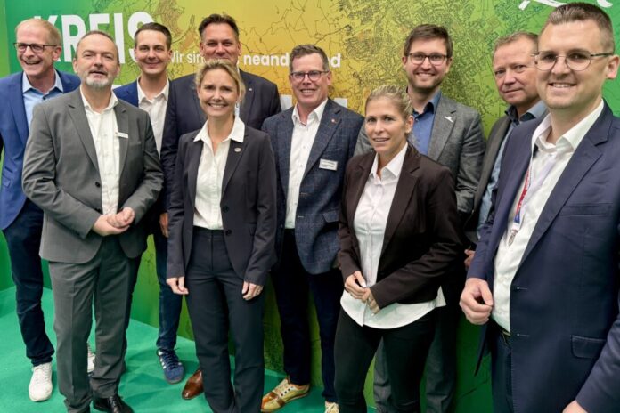 20260506_PolisConvention Landrätin Bettina Warnecke im Kreise einiger Bürgermeisterinnen und Bürgermeister der kreisangehörigen Städte bzw. ihren Vertreterinnen und Vertretern. Foto: Kreis Mettmann